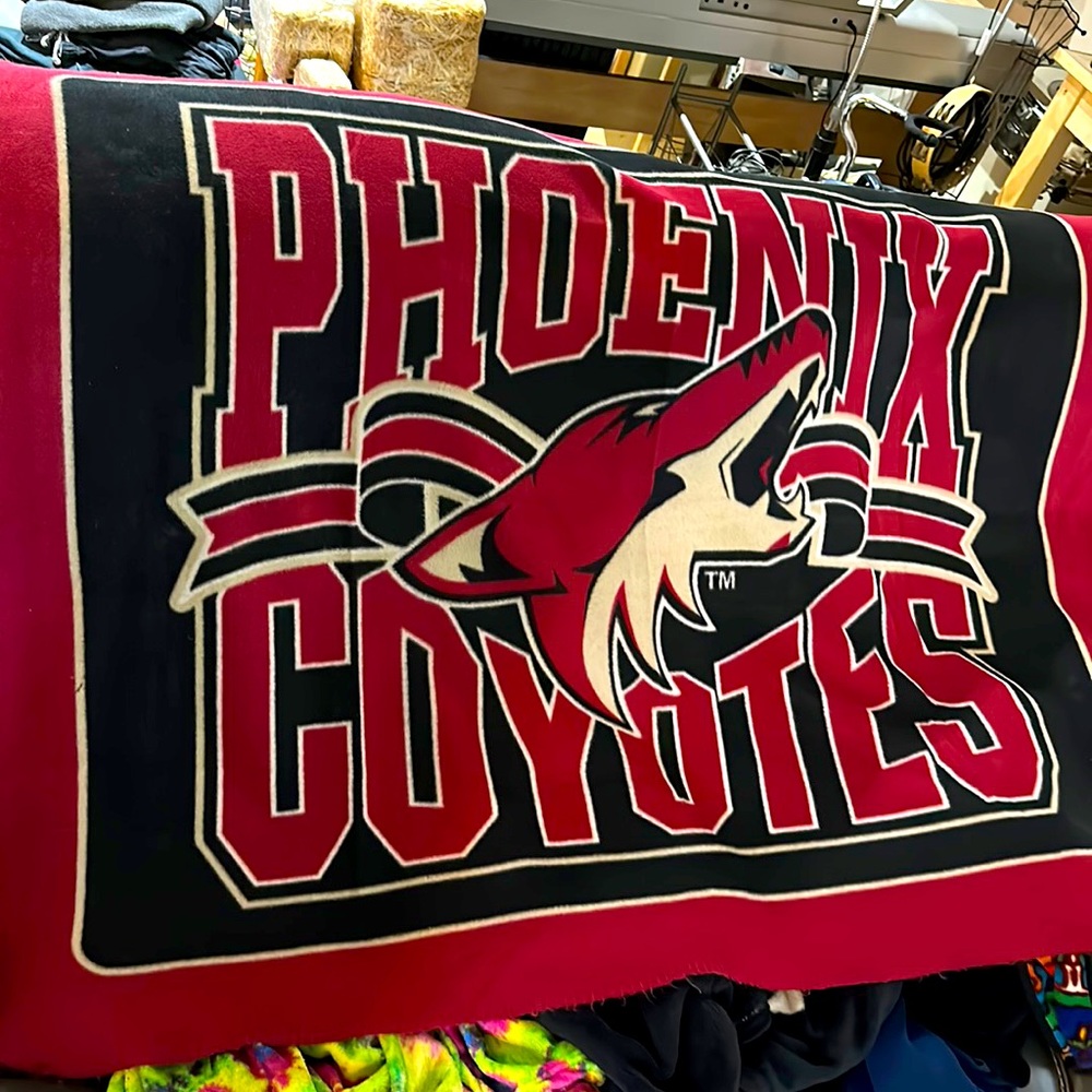 NWOT Phoenix Coyotes Throw Blanket